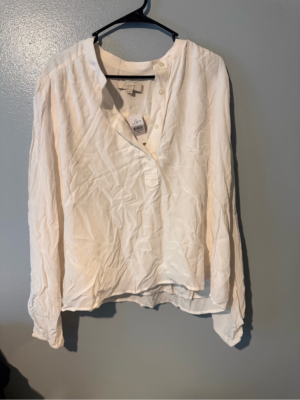 LOFT Cream V-Neck Button-Front Long Sleeve Blouse